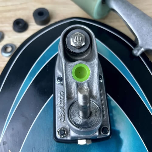 carver C5 TRUCK SET riptide専用ピボットカップ付き Carver C5 StreetSurf Trucks with Wheels