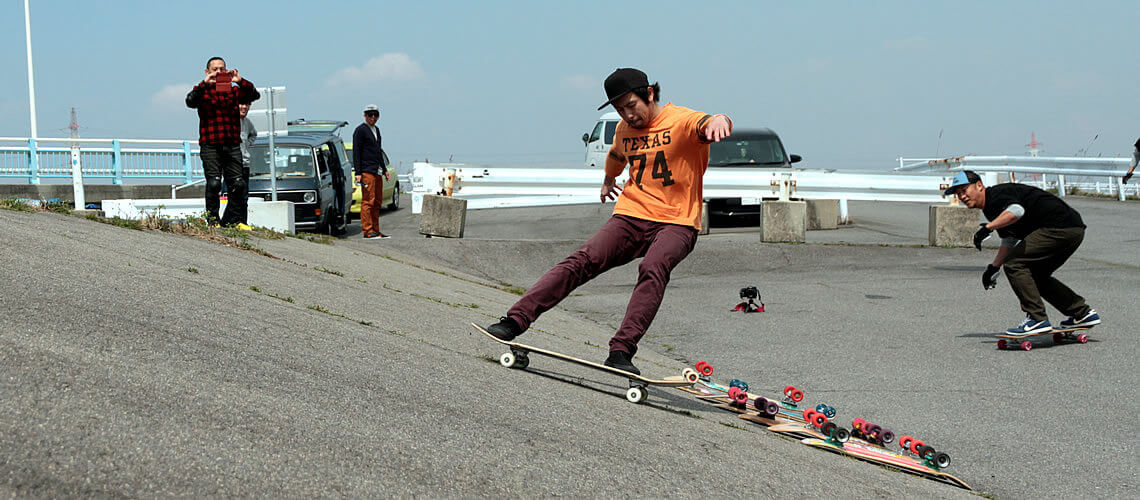 ハイブリッドデッキでバンク（斜壁）をスケボーするサーフスケートはスケーターにもサーファーにも人気