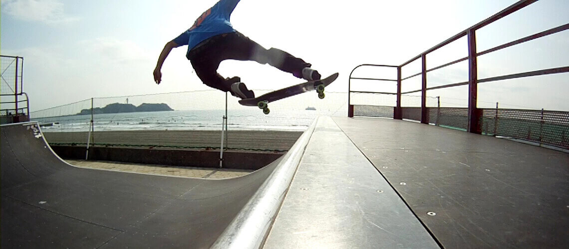 中高年スケーターにお勧め大きめスケートボード ハイブリッド ロンスケで鵠沼スケートパークのミニランプ